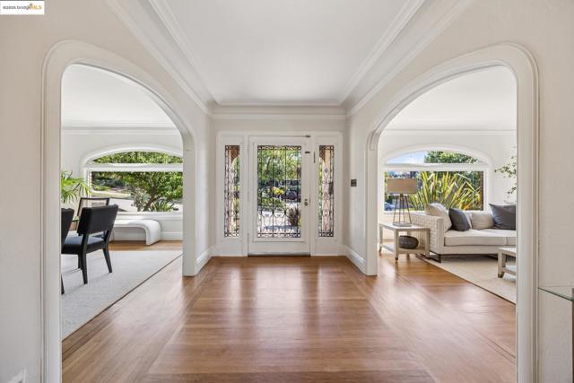 700 Longridge Rd, Oakland CA: https://media.crmls.org/mediaz/1558ae37-c529-4dd3-a5d9-c3a647da7a4e.jpg