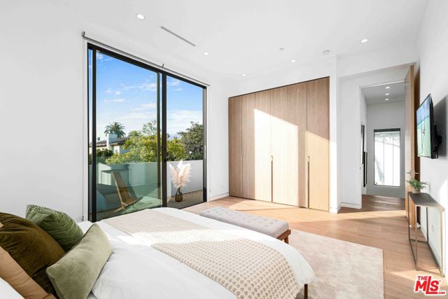 832 N Sierra Bonita Avenue, Los Angeles CA: https://media.crmls.org/mediaz/15590861-b83c-4d36-9178-e867369cc0b4.jpg