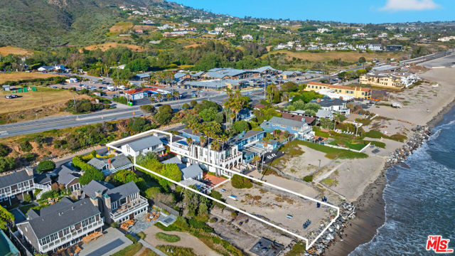 30830 Broad Beach Road, Malibu CA: https://media.crmls.org/mediaz/15591022-71d2-4285-b172-cfc5c160a90e.jpg