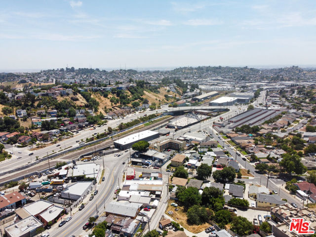 5017 Ithaca Avenue, Los Angeles CA: https://media.crmls.org/mediaz/15593ff9-47d8-4e39-8710-8cea530d197e.jpg