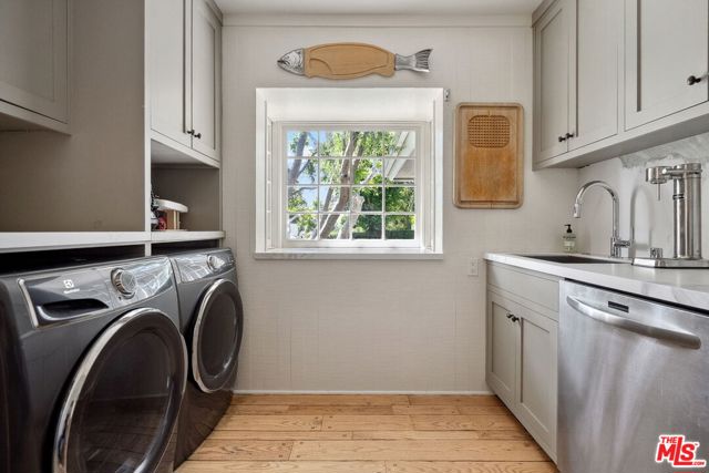 4658 Del Moreno Drive, Woodland Hills CA: https://media.crmls.org/mediaz/155bb3b4-5b80-4061-8447-8971a458ee72.jpg