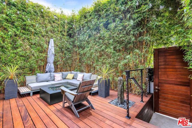 749 Oxford Ave Avenue, Venice CA: https://media.crmls.org/mediaz/155dd2e2-ce57-4892-919e-d6236cf275c0.jpg
