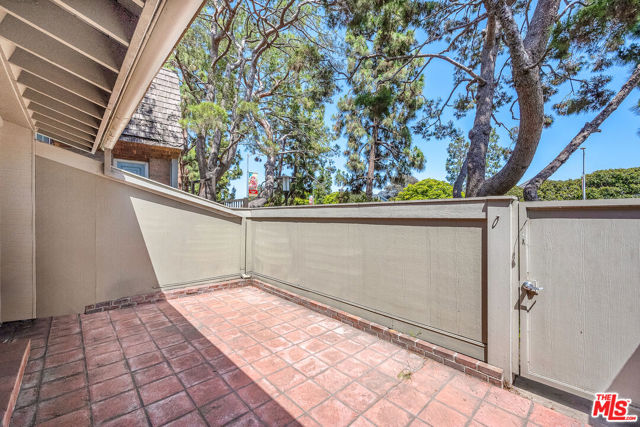 13135 Mindanao Way, Marina del Rey CA: https://media.crmls.org/mediaz/155dd89d-2cd3-4dd4-b23e-be7c4ad93e61.jpg