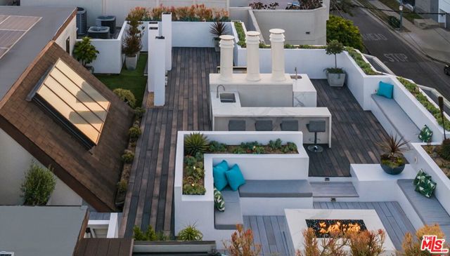 851 N Kings Road, West Hollywood CA: https://media.crmls.org/mediaz/155e6b9f-8922-4302-a470-209c2840f516.jpg