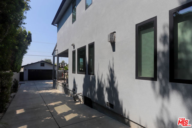 1670 Asbury Drive, Pasadena CA: https://media.crmls.org/mediaz/155e7a57-4b3d-4548-b789-6ba8c800b441.jpg