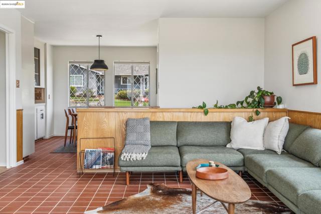 8499 Aster Ave, Oakland CA: https://media.crmls.org/mediaz/155eec08-6171-4163-b420-e40f27514fc8.jpg