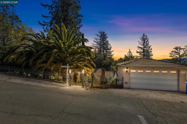 40 Las Palomas, Orinda CA: https://media.crmls.org/mediaz/155f7697-c53e-4601-b58a-c30b106743b6.jpg