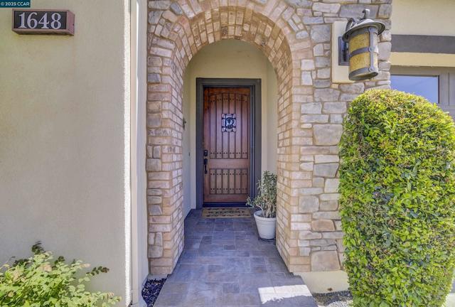 1648 Chianti Ln, Brentwood CA: https://media.crmls.org/mediaz/155fdda5-0806-4f53-a609-5eda3d3d3e0a.jpg