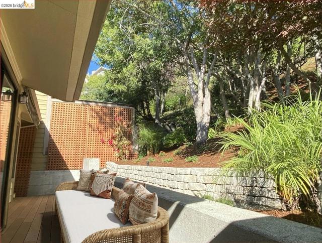 1881 Grand View Drive, Oakland CA: https://media.crmls.org/mediaz/15607bbe-71ba-418f-afa6-ed99d4459af4.jpg