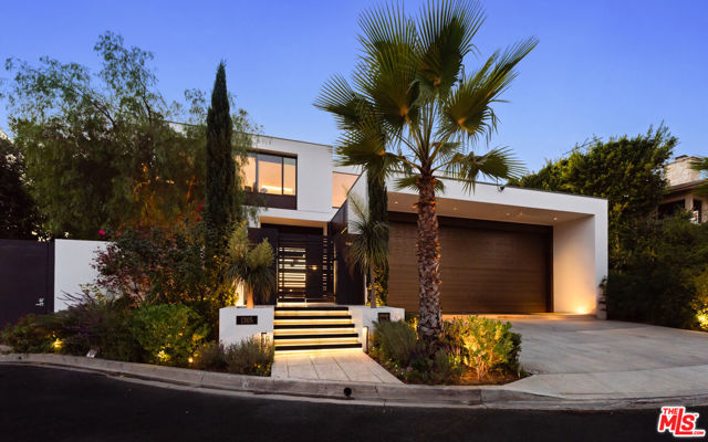 1305 Collingwood Place, Los Angeles CA: https://media.crmls.org/mediaz/15609f5f-b89f-4187-982c-b184e4639eb9.jpg