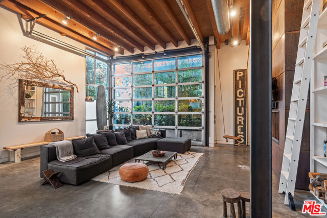25 Brooks Avenue, Venice CA: https://media.crmls.org/mediaz/1560f542-0341-4d75-bccb-e1acec7fc11b.jpg