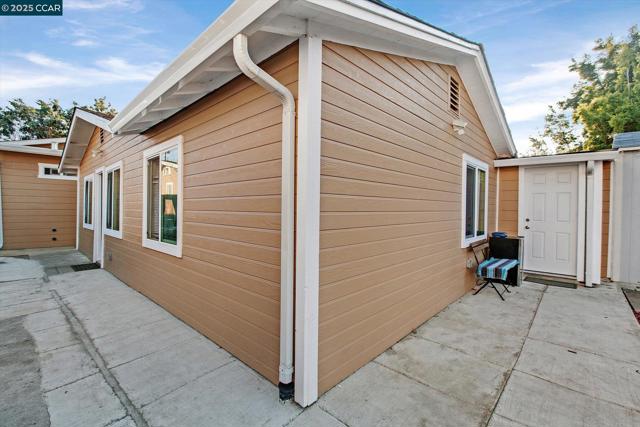 2027 83Rd Ave, Oakland CA: https://media.crmls.org/mediaz/15611294-0dac-448a-b11d-4853e467a879.jpg