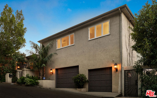 9430 Readcrest Drive, Beverly Hills CA: https://media.crmls.org/mediaz/156305fd-8e5c-44fb-89b0-a5a9123e238f.jpg