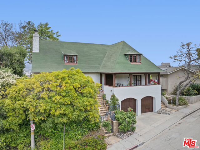 3806 Carnavon Way, Los Angeles CA: https://media.crmls.org/mediaz/15631e8b-9fbb-4479-8925-627fc8806e73.jpg