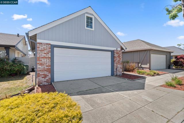 117 Brighton Rd, Alameda CA: https://media.crmls.org/mediaz/1563fe91-1068-48dd-a89b-c894580e9ad7.jpg