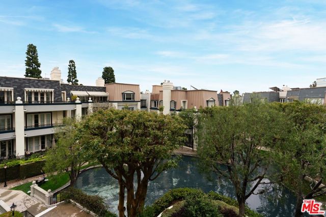 10106 Empyrean Way, Los Angeles CA: https://media.crmls.org/mediaz/15656058-fb63-494c-adf3-b1f2325448e4.jpg
