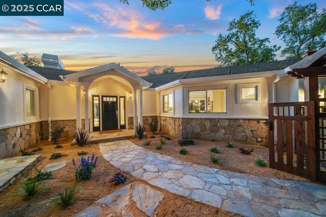 921 Foye Drive, Lafayette CA: https://media.crmls.org/mediaz/15664cdc-6776-4e18-9316-c09f452154dd.jpg