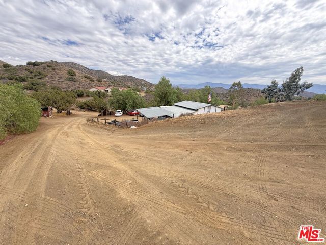 33931 Hanawalt Road, Agua Dulce CA: https://media.crmls.org/mediaz/1566bc98-2bdb-4f5d-b926-74e2ae1c8ed2.jpg