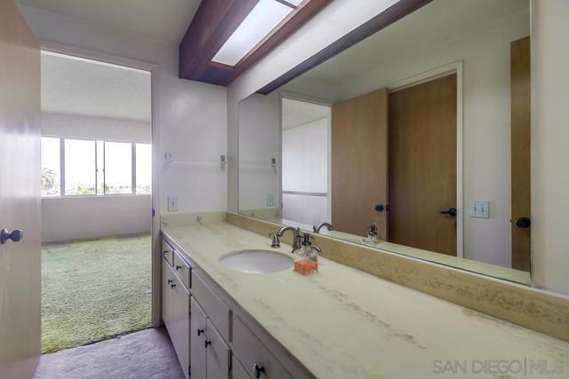 954 Harbor View Dr, San Diego CA: https://media.crmls.org/mediaz/1567827d-d1c6-4b3e-8857-3b6bc4ed0f61.jpg
