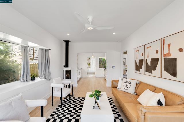 3018 Courtland Ave, Oakland CA: https://media.crmls.org/mediaz/15679a01-f0fb-4e7e-baa6-772d6e651973.jpg