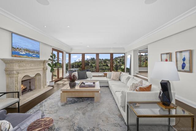 6404 La Jolla Scenic Drive S, La Jolla CA: https://media.crmls.org/mediaz/1567df77-b93d-481b-8788-e5fdd61aa895.jpg