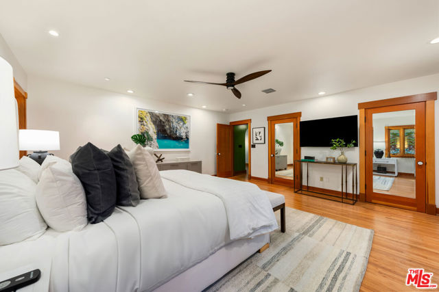 5045 Oakdale Avenue, Woodland Hills CA: https://media.crmls.org/mediaz/156a10e9-1ef7-40a3-9921-6b5e0fc753de.jpg