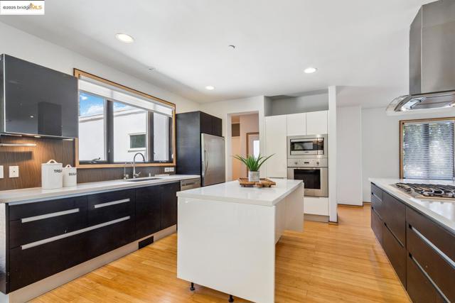 2912 Hillside DR, Burlingame CA: https://media.crmls.org/mediaz/156a3685-1f48-487a-b81b-59d8b65d9c44.jpg