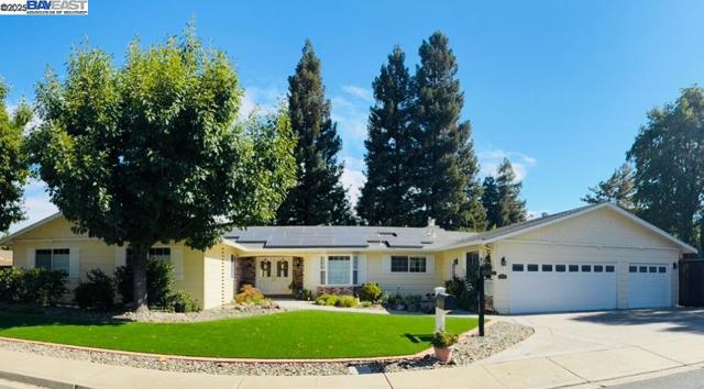 5647 Southbrook Dr, Clayton CA: https://media.crmls.org/mediaz/156a6a3f-02fb-491c-aa8e-b9301e4aa1a0.jpg