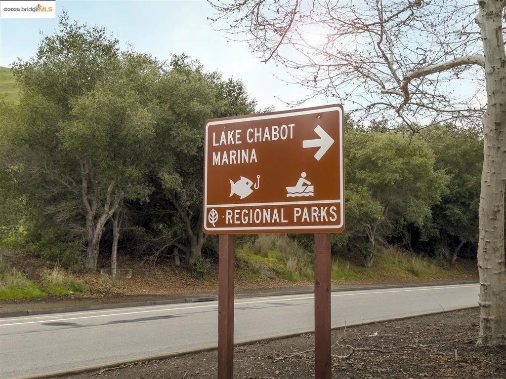 https://media.crmls.org/mediaz/156a9928-ffee-4e6b-a104-d7f7b9f7fd12.jpg?preset=X-Large
