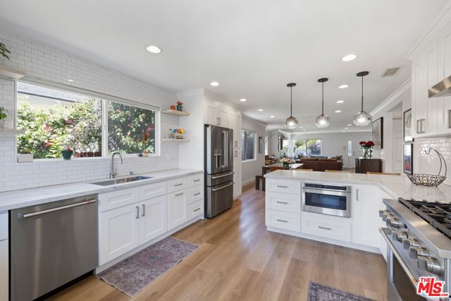 3551 S Bentley Avenue, Los Angeles CA: https://media.crmls.org/mediaz/156abc3b-046a-4fe5-9380-bfada78fbc45.jpg