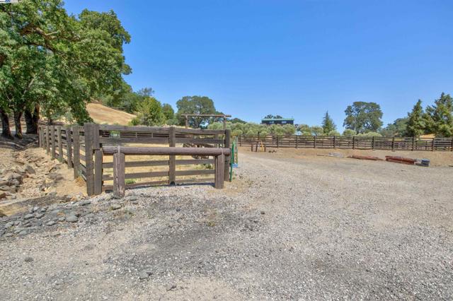 5281 Chiles Pope Valley Rd,  CA: https://media.crmls.org/mediaz/156acfb6-967d-426e-ad1e-8e528627eb41.jpg