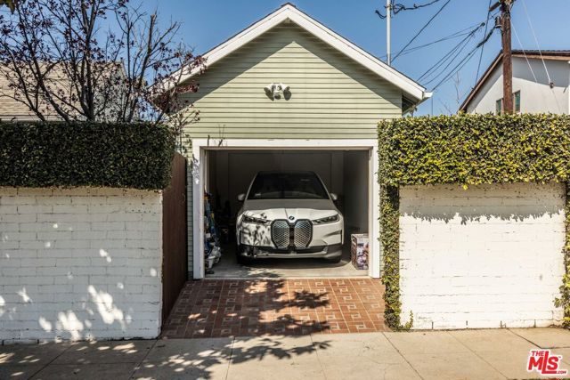 880 WELLESLEY Avenue, Los Angeles CA: https://media.crmls.org/mediaz/156ad272-5302-4fb2-a915-c2f88daefed3.jpg