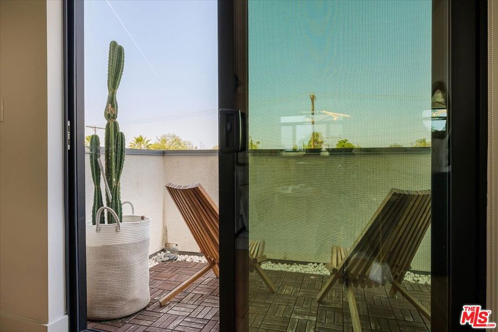https://media.crmls.org/mediaz/156bb873-edab-428d-87c3-5626ec30d103.jpg?preset=X-Large