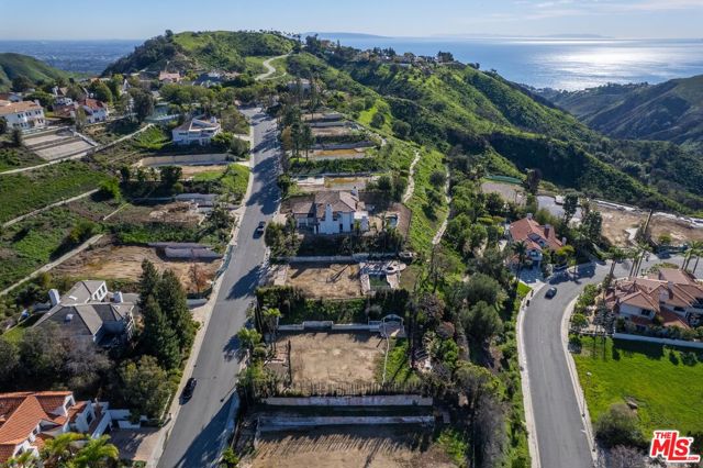 16780 Monte Hermoso Drive, Pacific Palisades CA: https://media.crmls.org/mediaz/156c16d4-a8de-43ea-98aa-7ebbff97ee4f.jpg