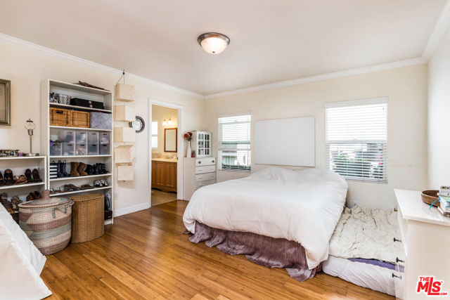 4504 Maplewood Avenue, Los Angeles CA: https://media.crmls.org/mediaz/156c1aa7-35c6-489a-89d7-4ba4ce572479.jpg