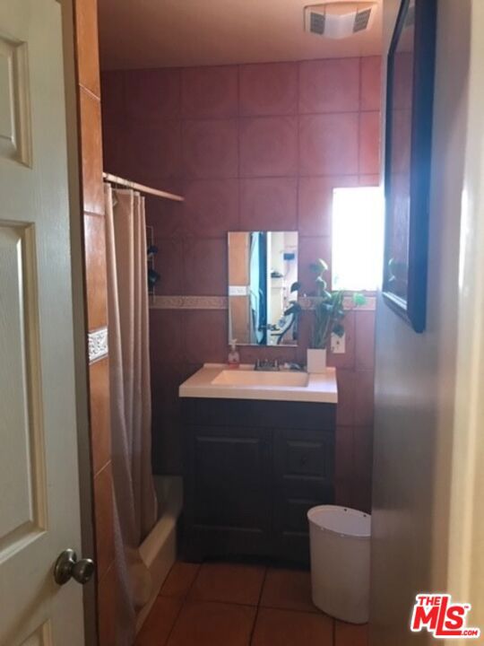 112 S Eucalyptus Avenue, Inglewood CA: https://media.crmls.org/mediaz/156ca3cd-bc56-480b-b215-46222dda867c.jpg