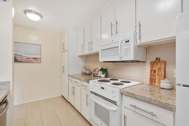 675 Sharon Park Dr, Menlo Park CA: https://media.crmls.org/mediaz/156d3463-704b-4f34-a604-f270b5243a45.jpg