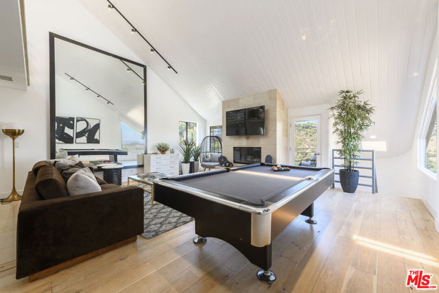 8581 Cole Crest Drive, Los Angeles CA: https://media.crmls.org/mediaz/156e97e6-4181-40a7-8c6a-fafbe2fbaba7.jpg