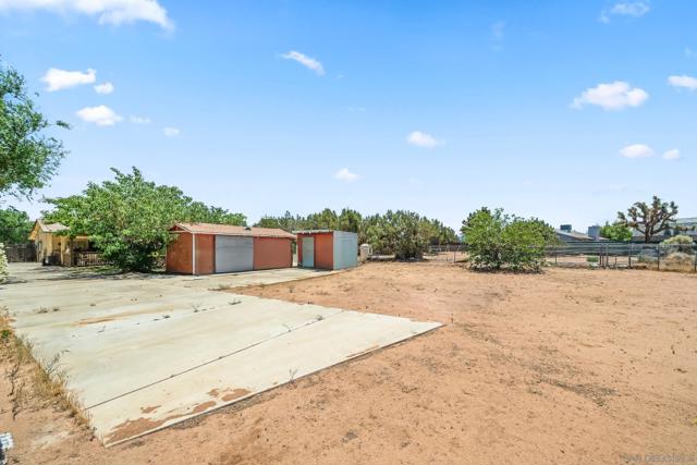 7520 Oakwood Ave, Hesperia CA: https://media.crmls.org/mediaz/156ebed7-07eb-4a64-bc2e-a5fd577aeda2.jpg