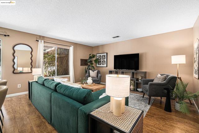 1039 Village Oaks Drive, Martinez CA: https://media.crmls.org/mediaz/156f3081-33e8-43e9-bf44-15e0309ac012.jpg