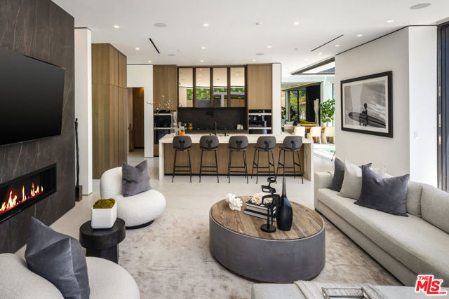 137 S Wetherly Drive, Beverly Hills CA: https://media.crmls.org/mediaz/156f590a-ed25-4790-854c-9db930519042.jpg
