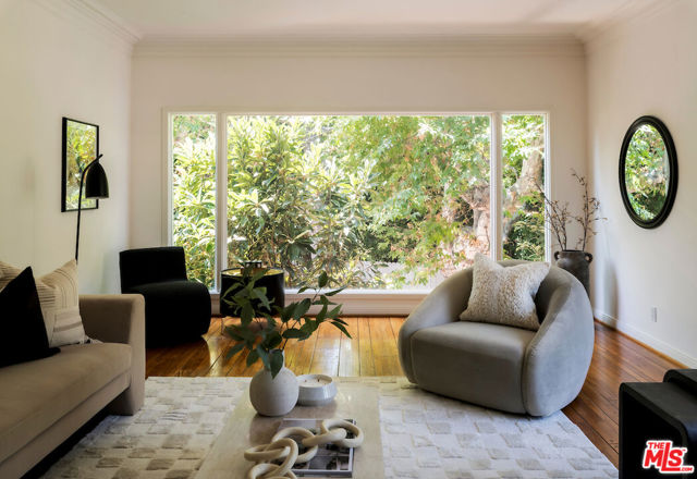 5700 Spring Oak Drive, Los Angeles CA: https://media.crmls.org/mediaz/156fd8e9-393c-4f20-8cf5-6cba407e518a.jpg