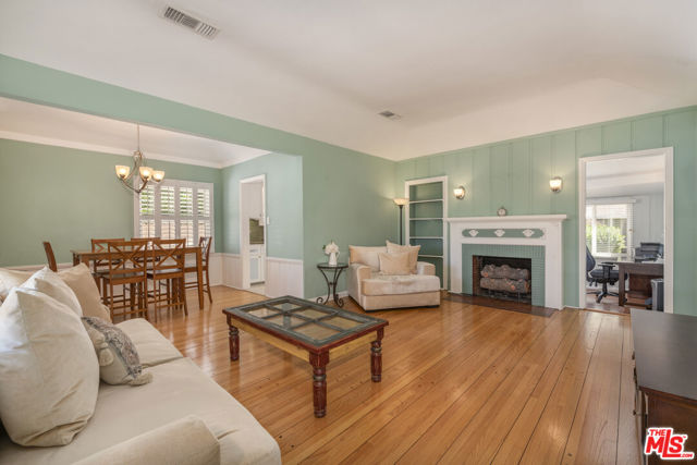 4316 Beeman Avenue, Studio City CA: https://media.crmls.org/mediaz/156ff470-2aec-4f57-914f-a80c19260e28.jpg