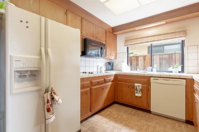 2177 Hillside Cir, San Leandro CA: https://media.crmls.org/mediaz/15706617-3537-4c65-a82c-271f9c7e88f9.jpg