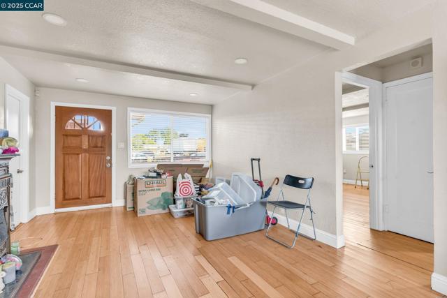 612 Thomas Dr, Richmond CA: https://media.crmls.org/mediaz/157080ca-0329-40c1-bac8-17bc5bfb40c3.jpg