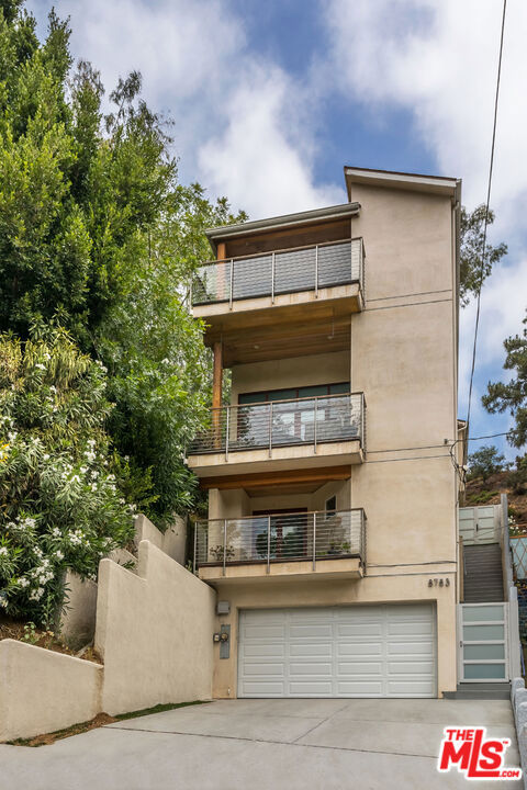 8783 Lookout Mountain Avenue, Los Angeles CA: https://media.crmls.org/mediaz/157153f9-1c33-45d6-b95e-c81579e3a3ff.jpg
