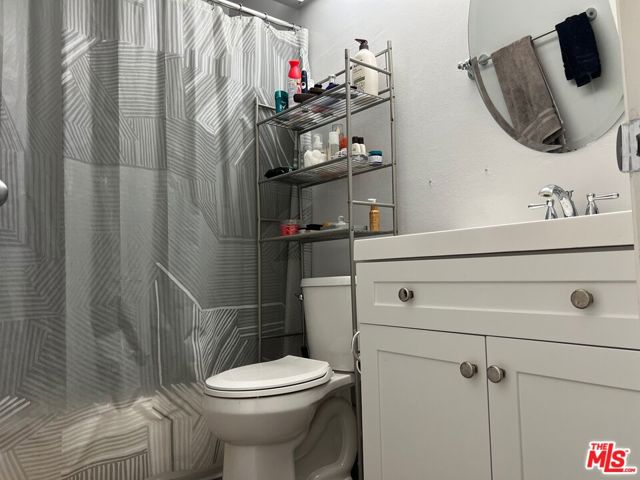 20134 Leadwell Street, Winnetka CA: https://media.crmls.org/mediaz/15720e04-d0e6-450d-93c0-e55a72ddfd87.jpg