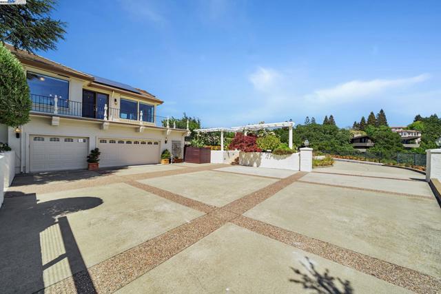 530 Oakshire Pl, Alamo CA: https://media.crmls.org/mediaz/157276d1-5b5d-4b9e-bb65-2c2ce93d860d.jpg