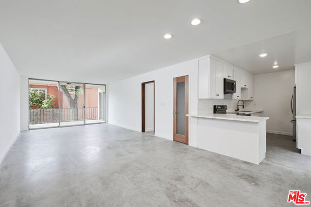 305 San Vicente Boulevard, Santa Monica CA: https://media.crmls.org/mediaz/1572e730-6498-450e-aaf0-4a8c6e59e892.jpg