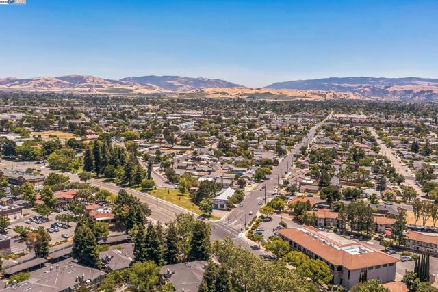 1789 Corte Sueno, Livermore CA: https://media.crmls.org/mediaz/157384e4-b0a0-4100-98dc-6452e3e30d75.jpg
